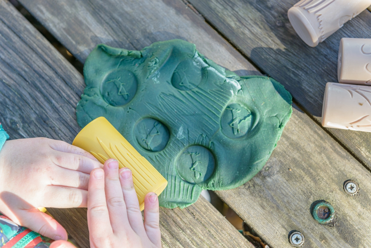 Yellow Door Let's Roll Garden Bugs role plastilină set 6 grădină