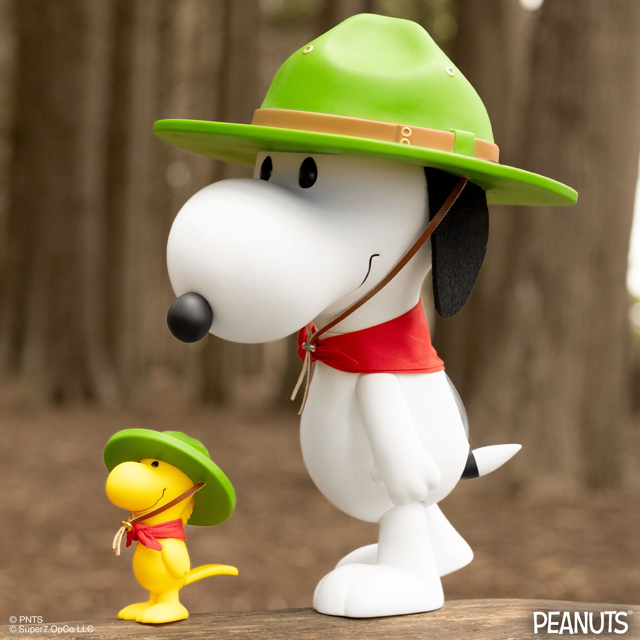 Super7 Peanuts SuperSize Beagle Scout Snoopy figurina vinil cu bandana