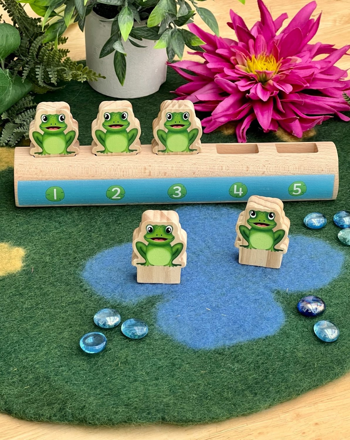 Yellow Door Five Frogs on a Log joc numarat