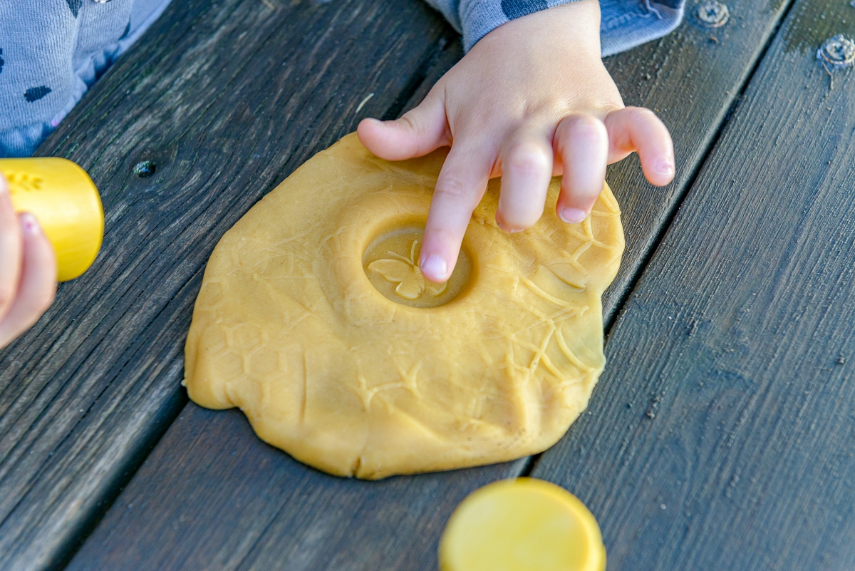 Yellow Door Let's Roll Garden Bugs role plastilină set 6 grădină
