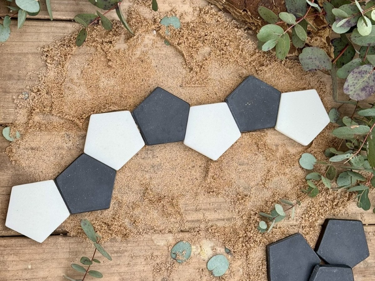 Yellow Door Patterning Pentagons pietre senzoriale 24 piese alb-negru