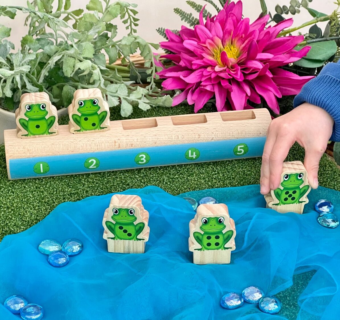 Yellow Door Five Frogs on a Log joc numarat