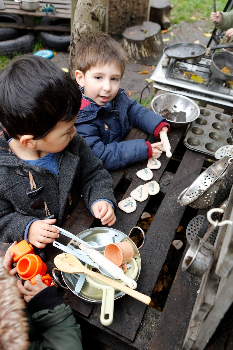 Yellow Door Mud Kitchen pietre procese 10 piese +2 ani