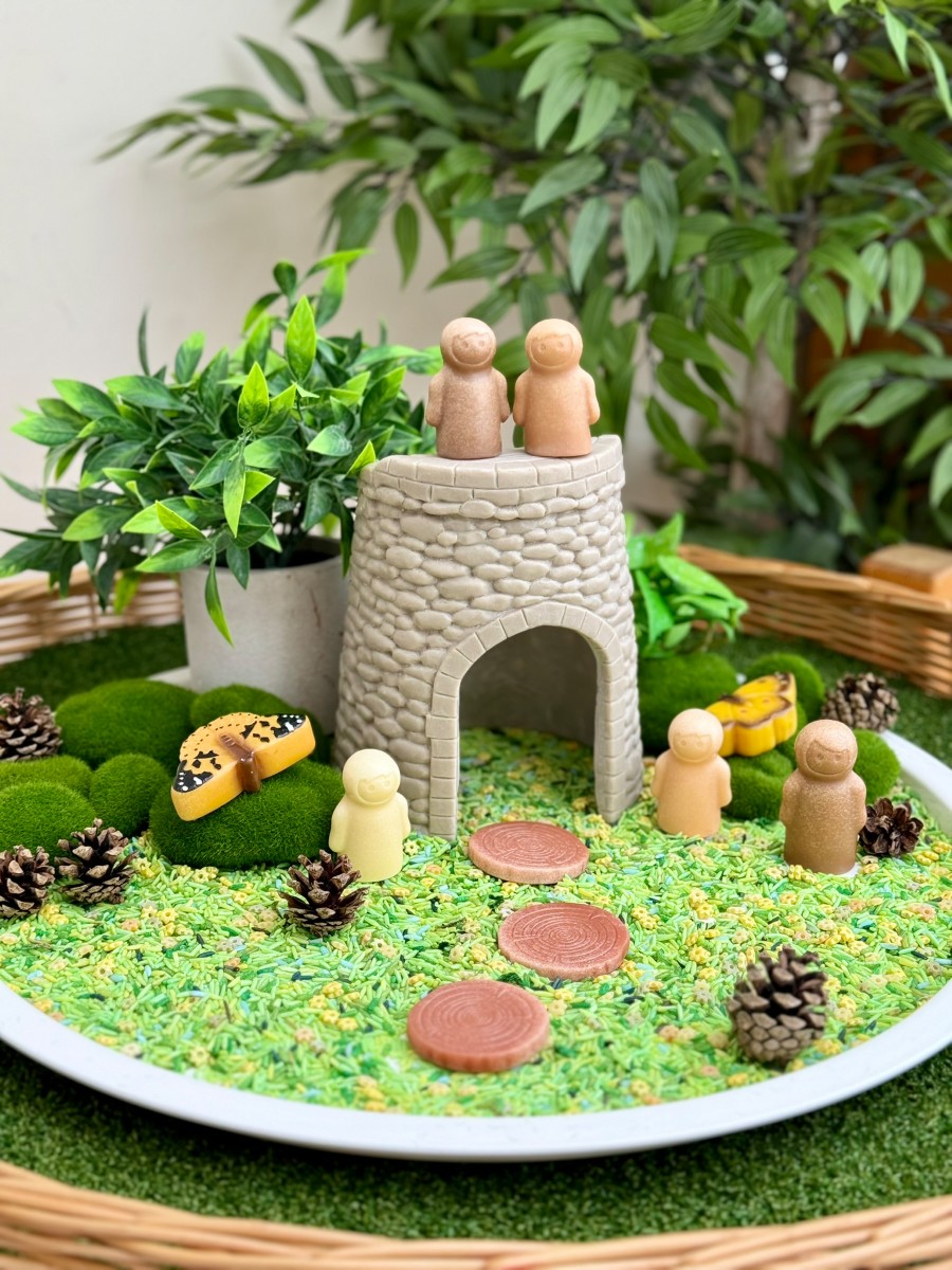 Yellow Door Play Stone Tower castel joaca exterior
