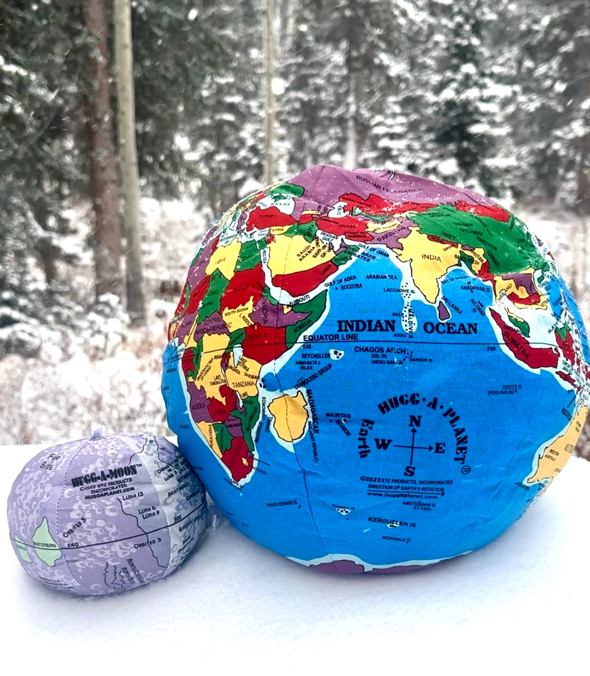 Hugg a Planet Pocket Earth with Moon jucarie plus set 2 piese bumbac