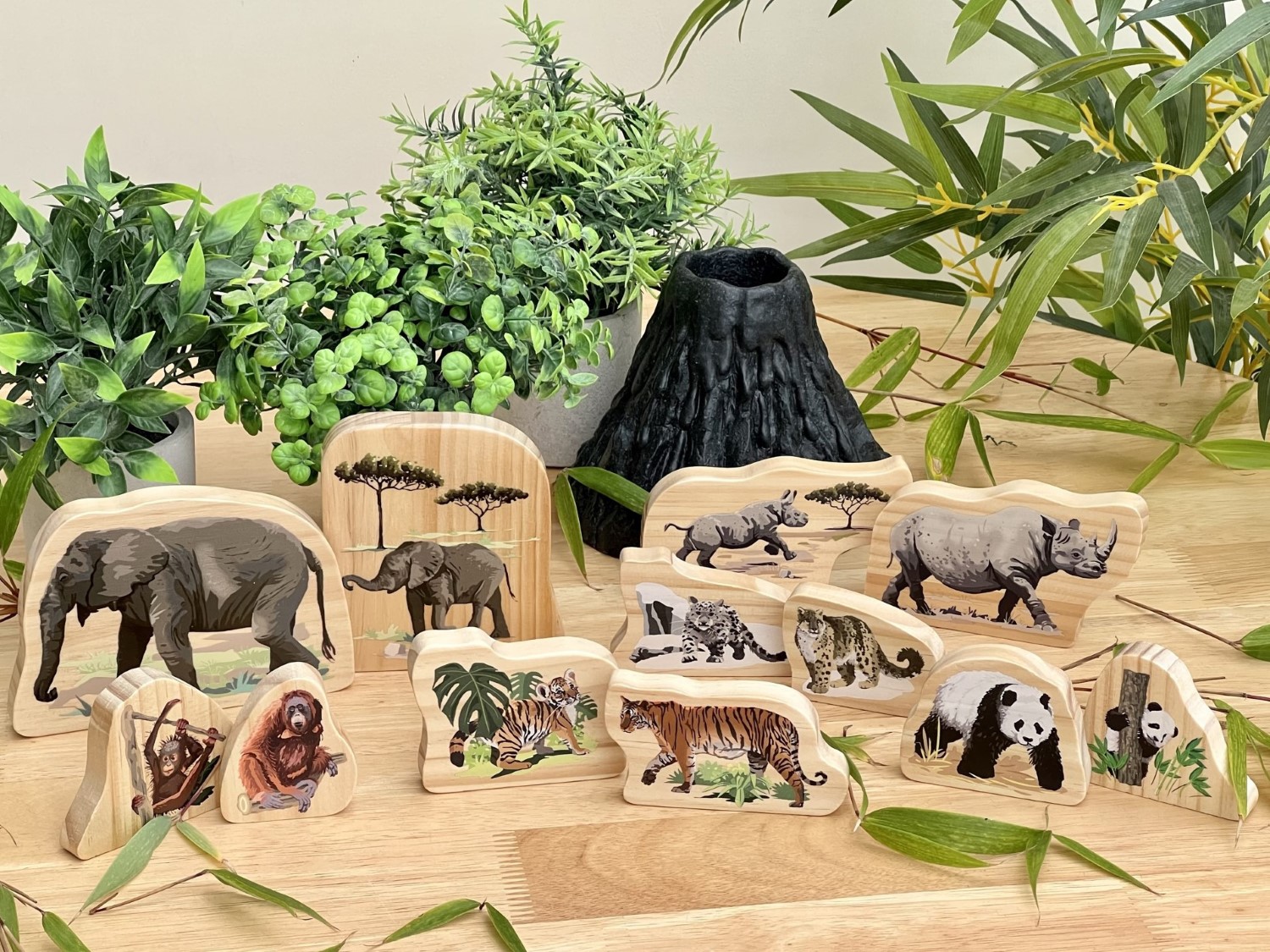 Yellow Door Endangered Animal Families figurine lemn 12 piese