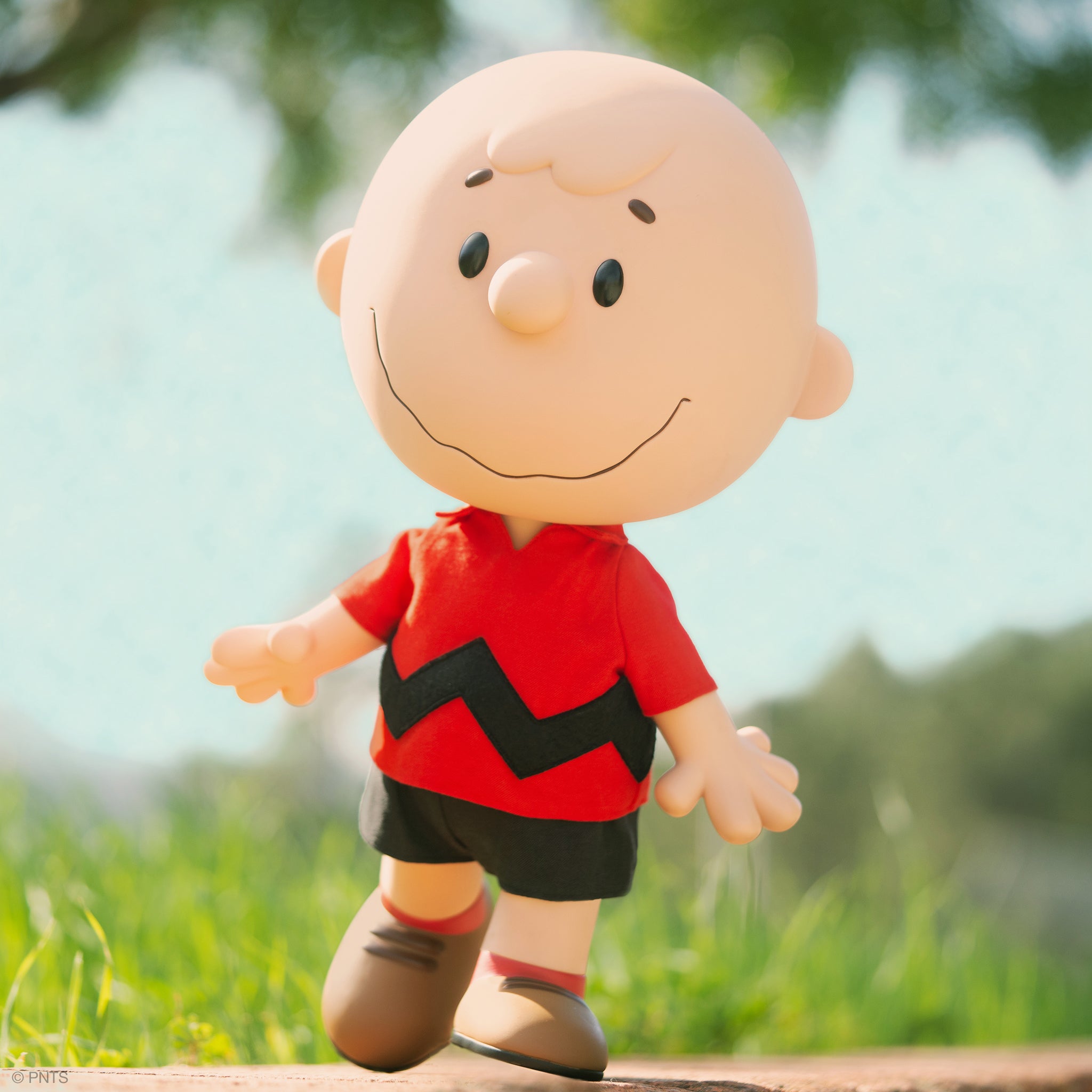 Super7 Supersize Charlie Brown figurina vinil 40 cm camasa rosie