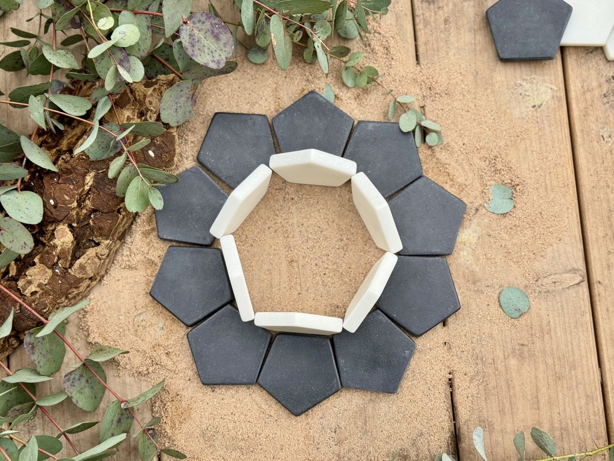Yellow Door Patterning Pentagons pietre senzoriale 24 piese alb-negru