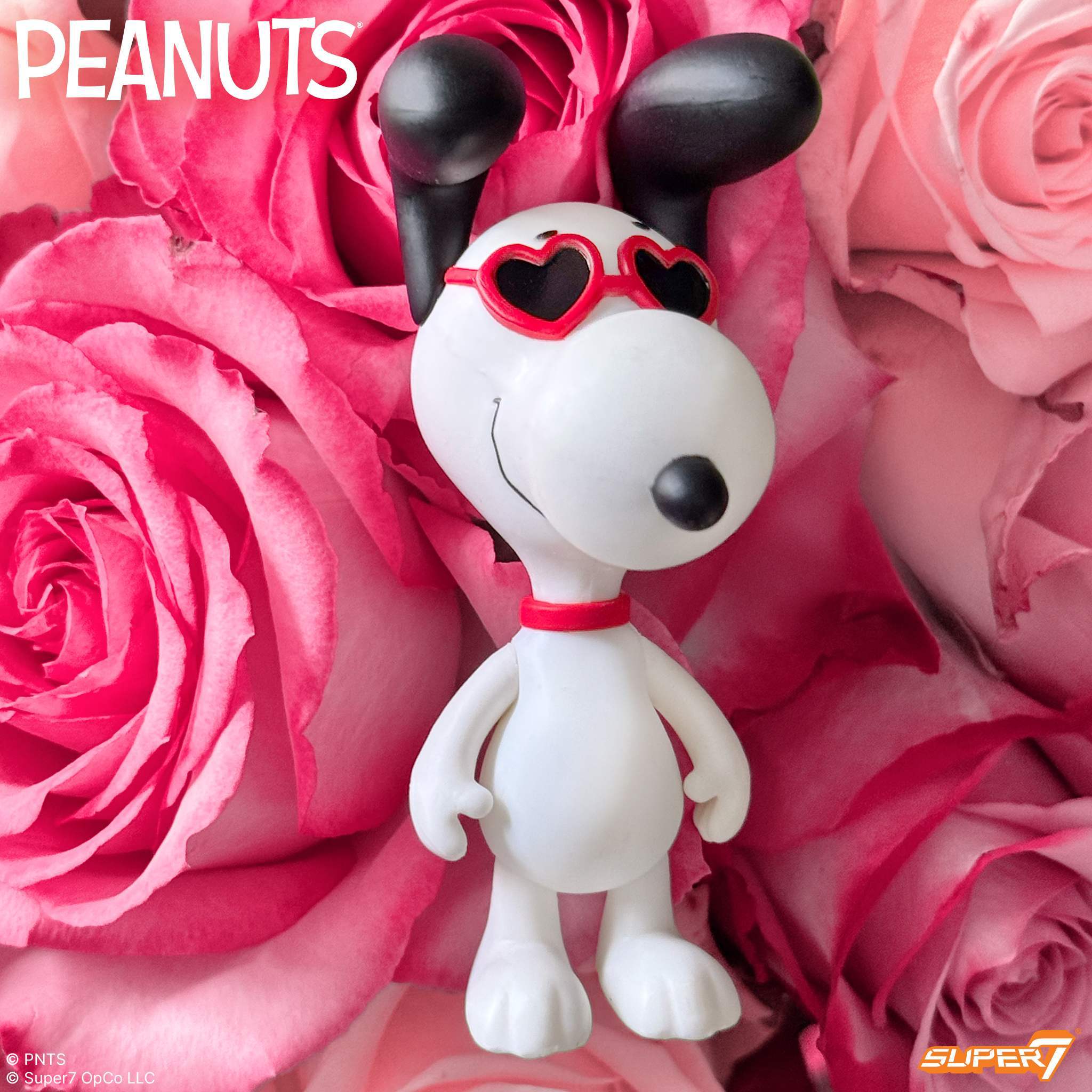 Super7 Peanuts ReAction Snoopy Heart Eyes figurină
