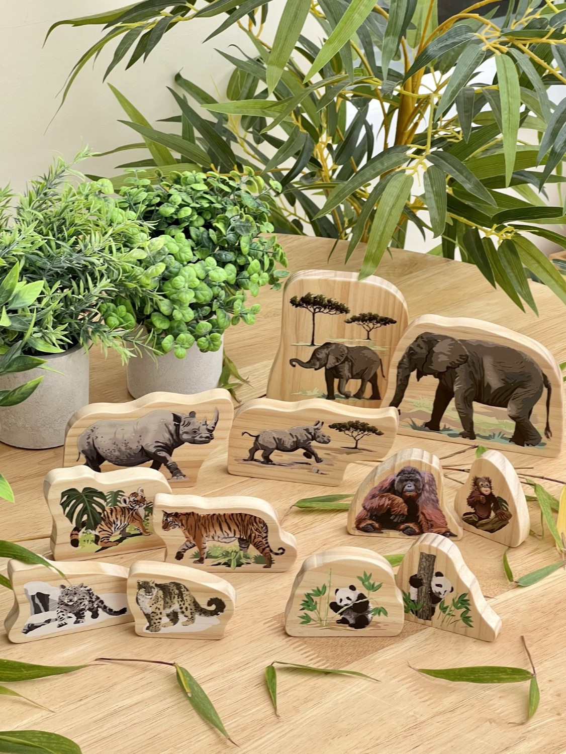 Yellow Door Endangered Animal Families figurine lemn 12 piese