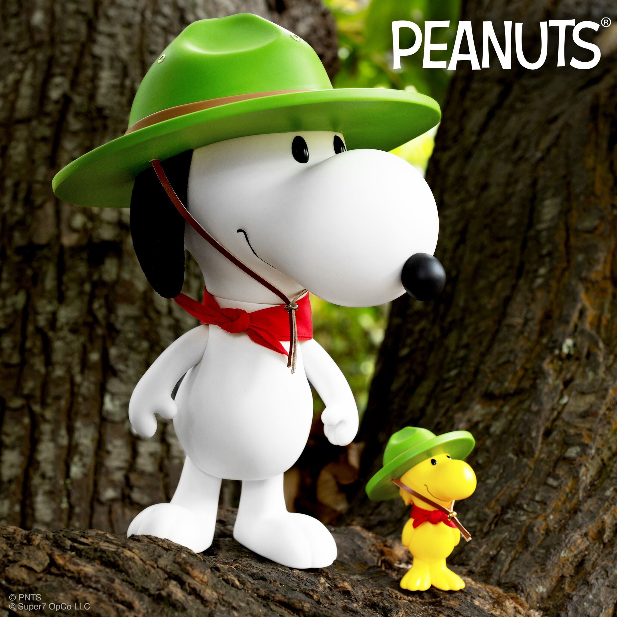 Super7 Peanuts SuperSize Beagle Scout Snoopy figurina vinil cu bandana