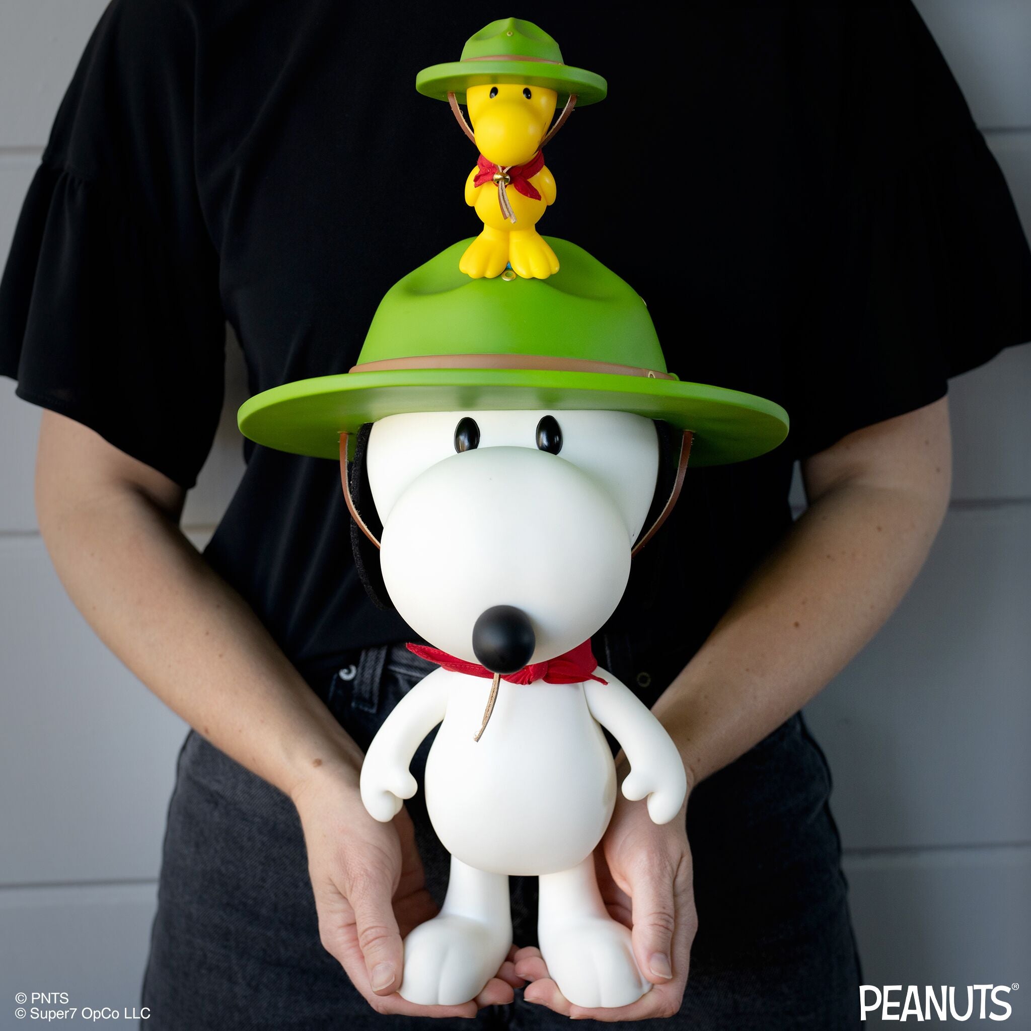 Super7 Peanuts SuperSize Beagle Scout Snoopy figurina vinil cu bandana