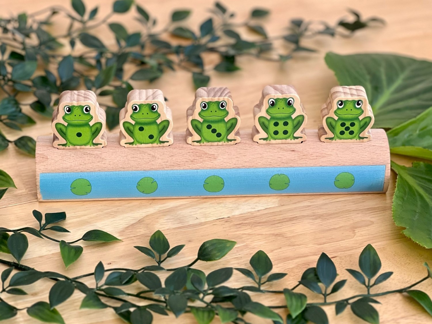 Yellow Door Five Frogs on a Log joc numarat