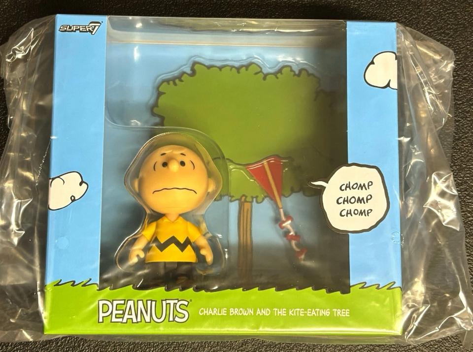 Super7 Peanuts ReAction Charlie Brown set diorama Kite-Eating Tree