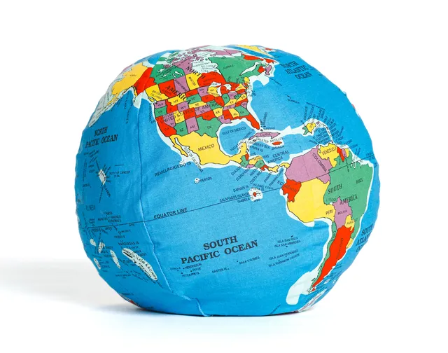 Hugg a Planet Classic Earth glob moale educational 12 inch