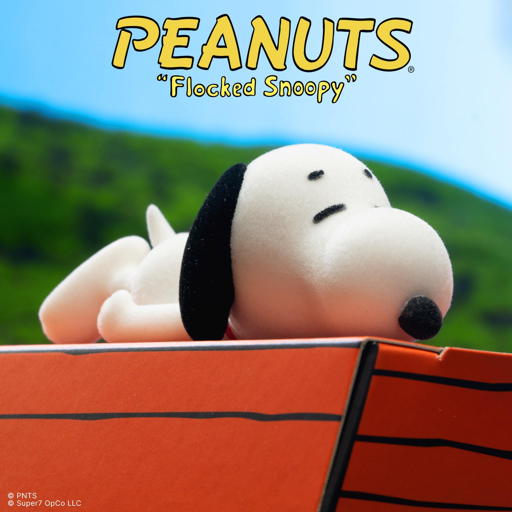 Super7 Peanuts ReAction Snoopy Sleeping figurină flocked 9,5 cm