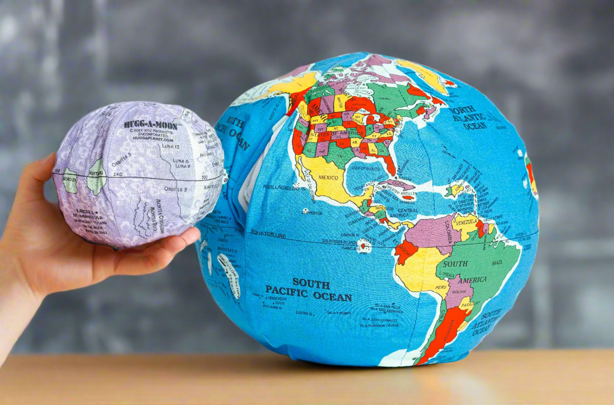 Hugg a Planet Pocket Earth with Moon jucarie plus set 2 piese bumbac