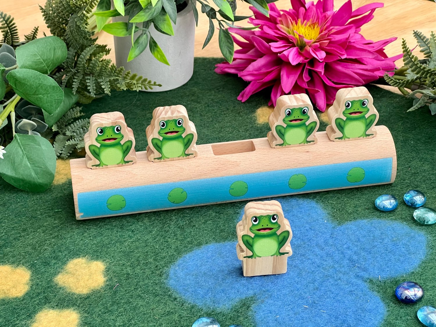 Yellow Door Five Frogs on a Log joc numarat