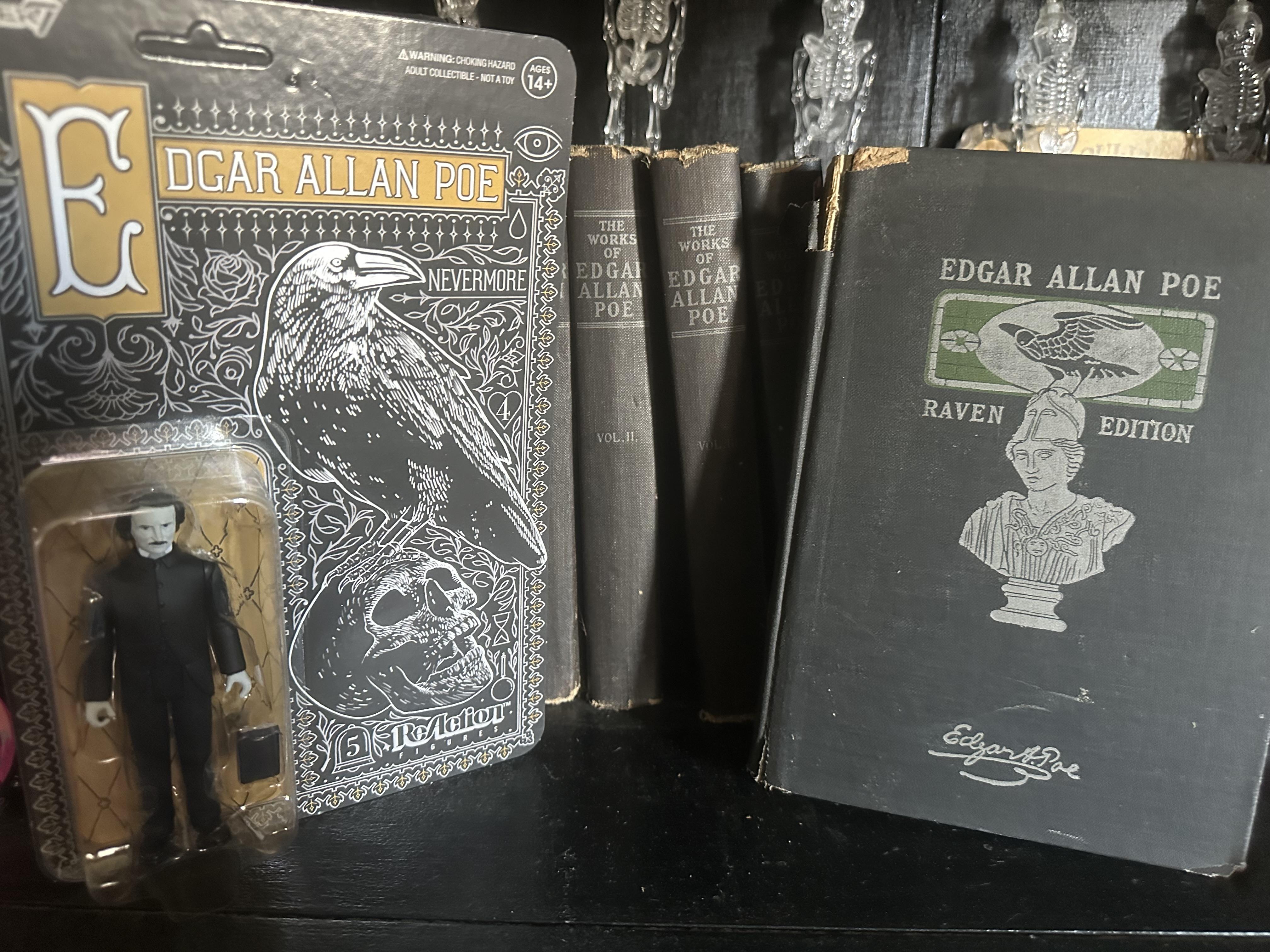 Super7 ReAction Edgar Allan Poe Greyscale figurina carte