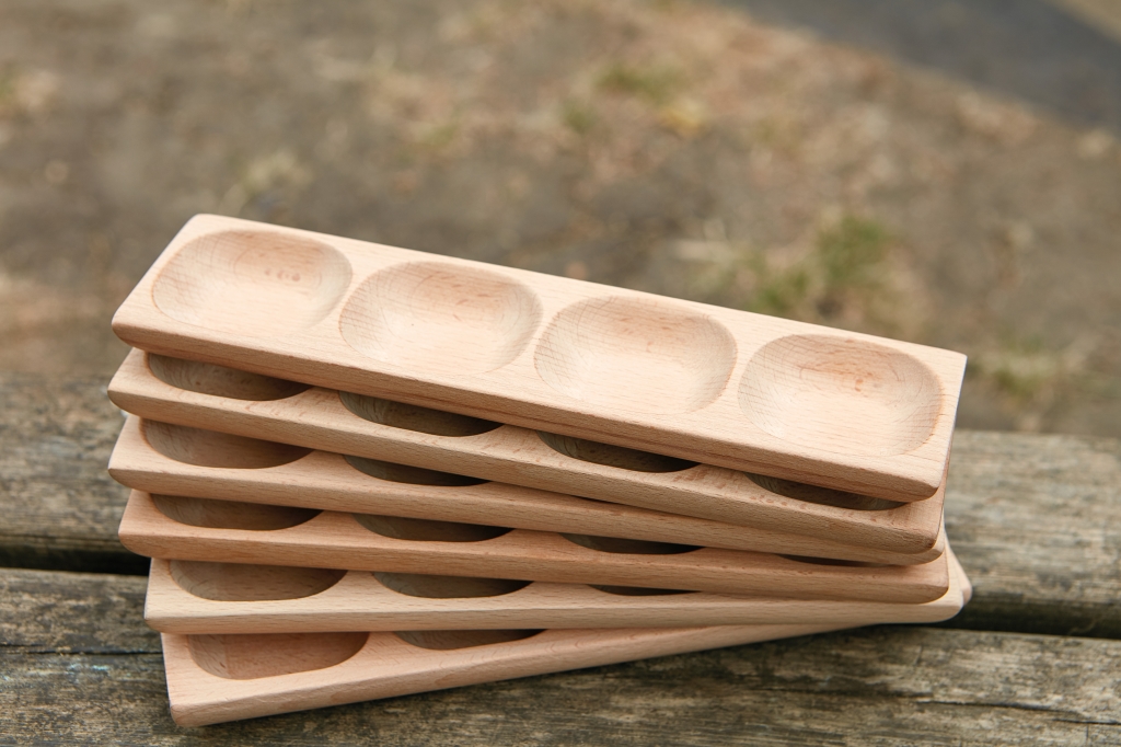 Yellow Door 4-Pebble Tray tăvițe lemn 6 set cuvinte