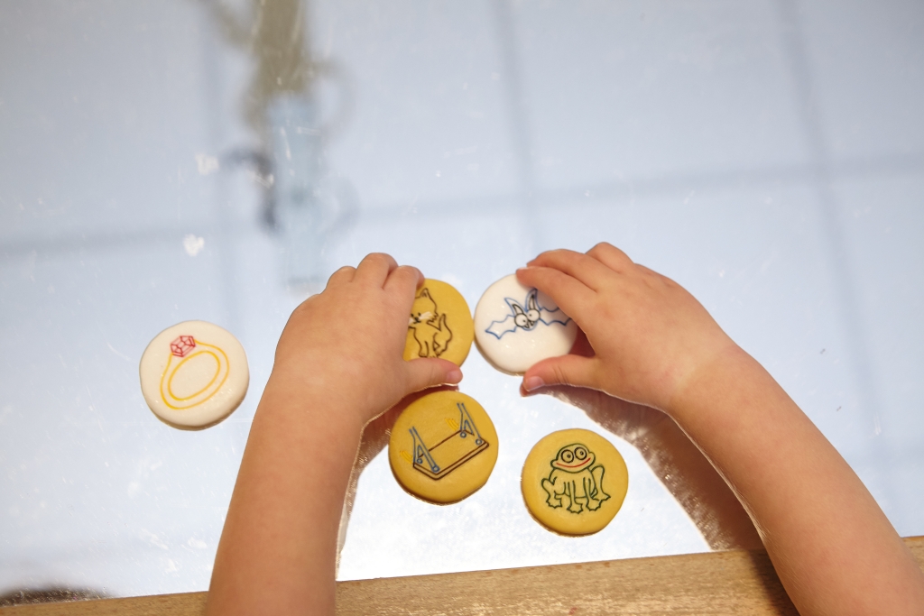 Yellow Door Rhyming Pebbles pietre rime set 16 familii sunete