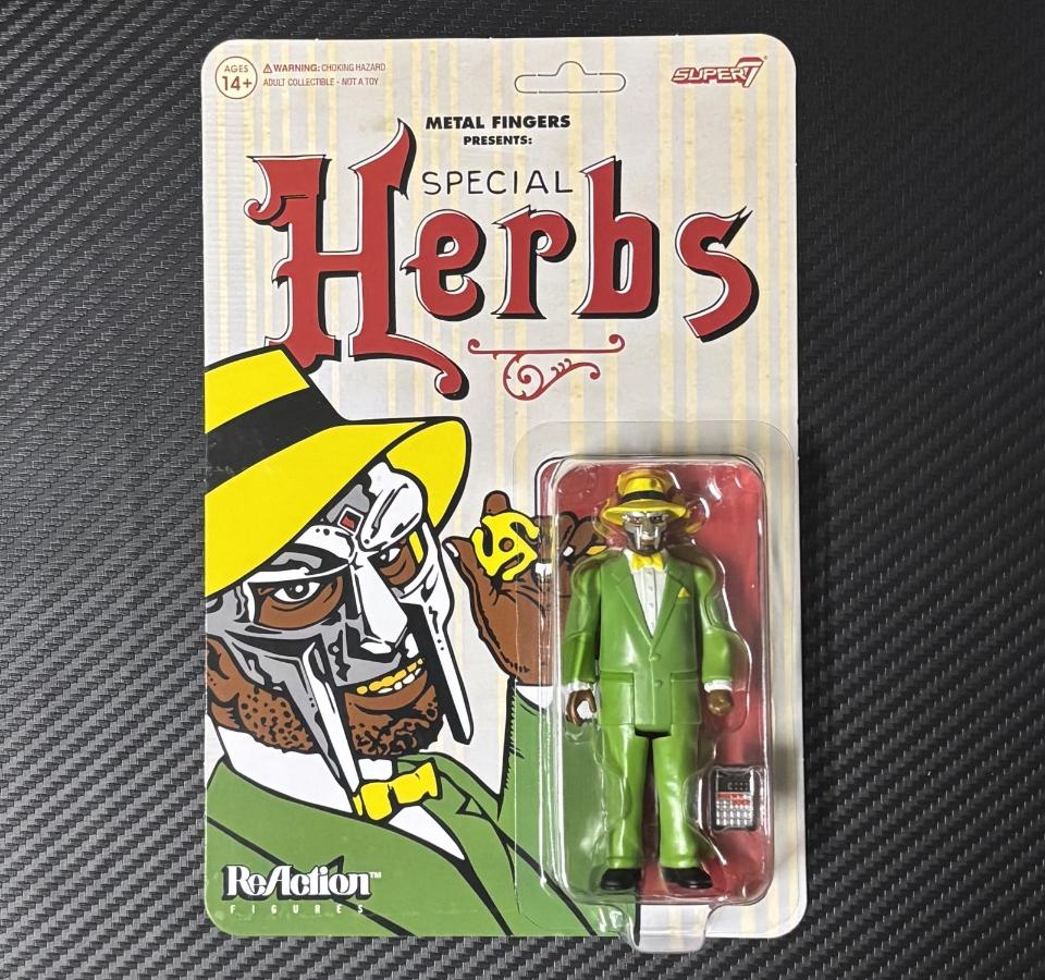 Super7 ReAction MF DOOM Special Herbs figurina 9,5 cm costum