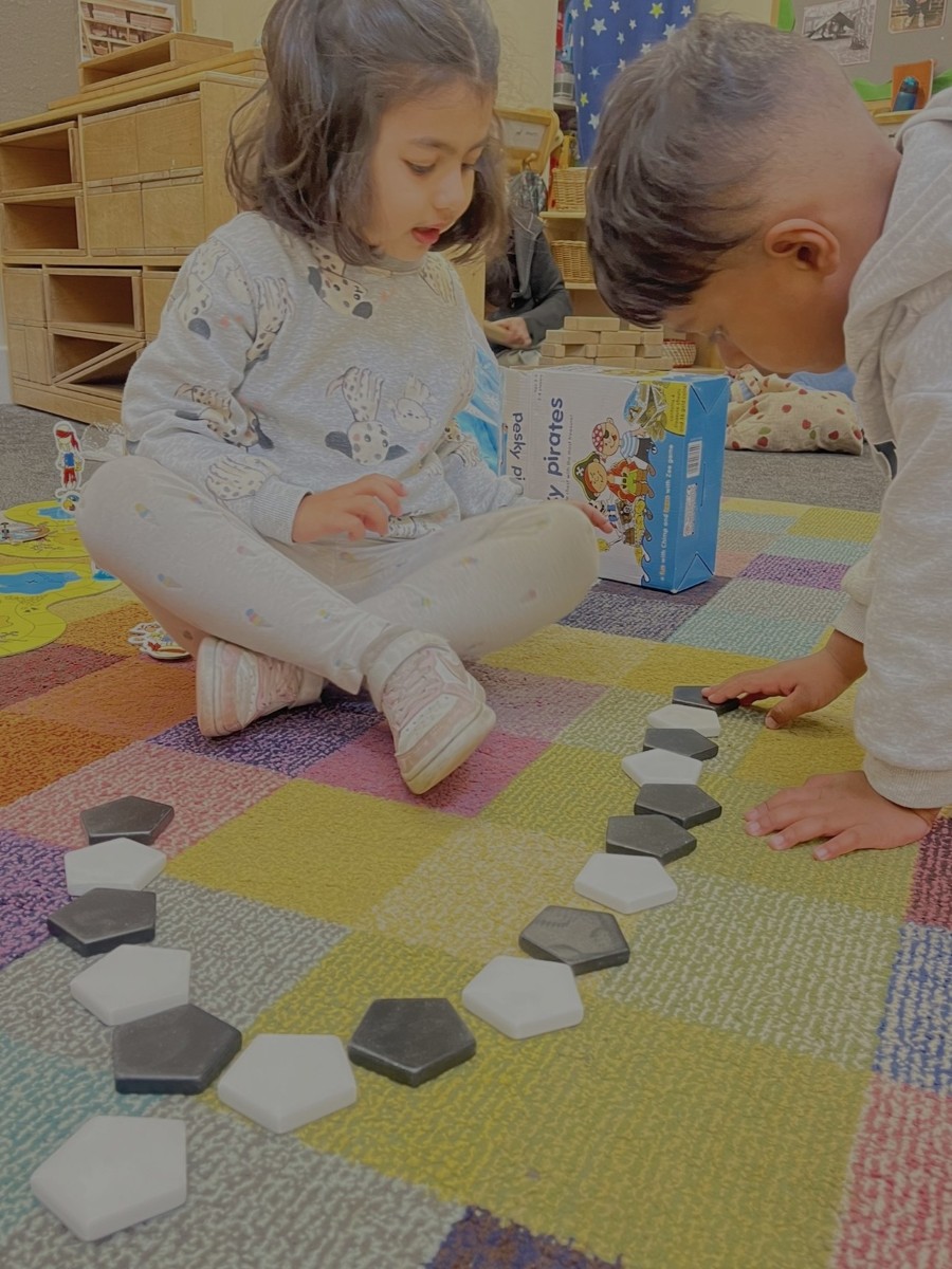 Yellow Door Patterning Pentagons pietre senzoriale 24 piese alb-negru