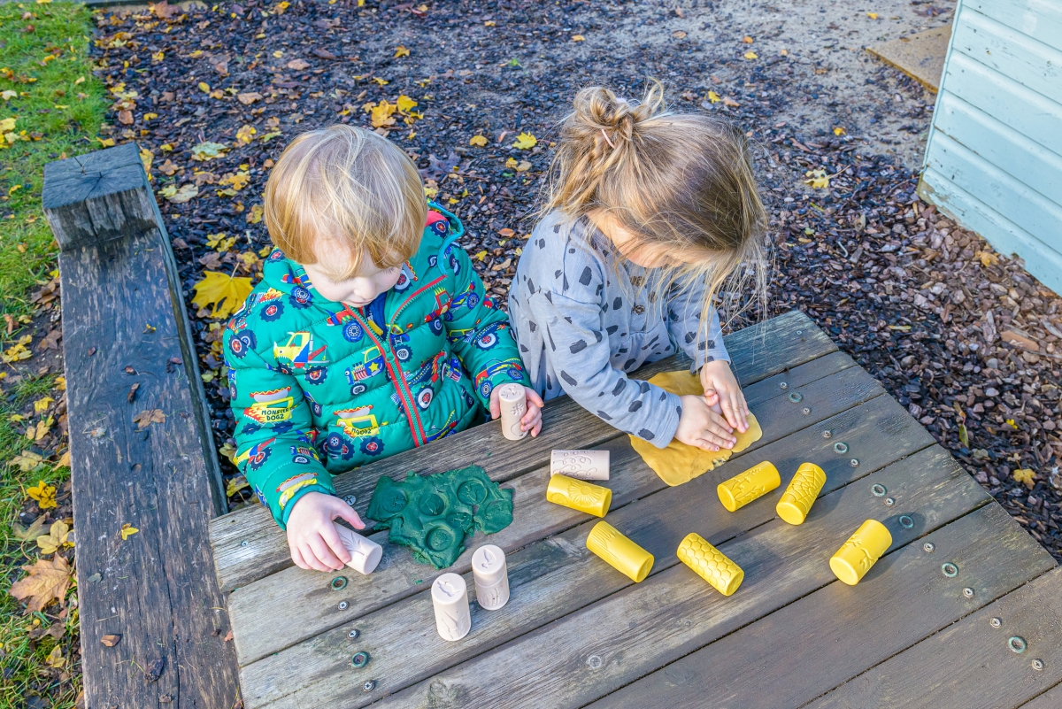 Yellow Door Let's Roll Garden Bugs role plastilină set 6 grădină