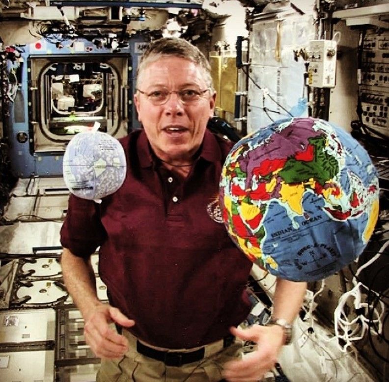 Hugg a Planet Hugg-A-Moon glob moale Luna peste 100 zone