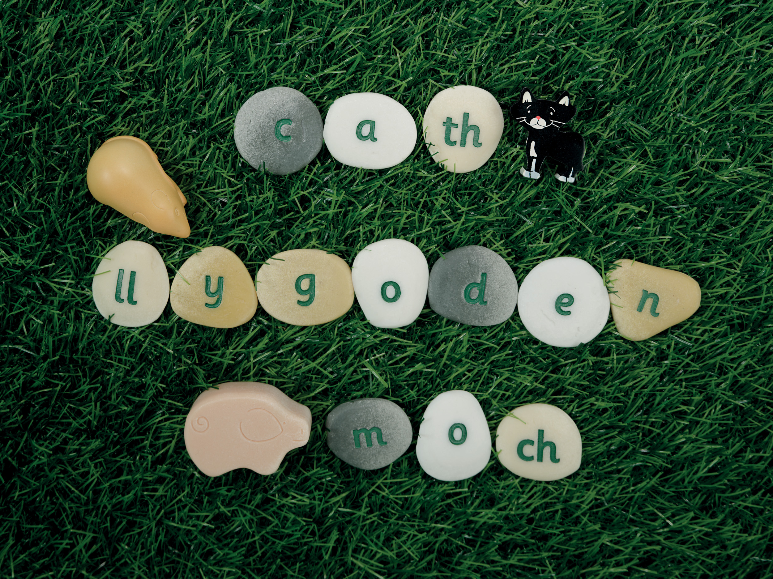 Yellow Door Alphabet Pebbles pietricele litere galeza 8 buc