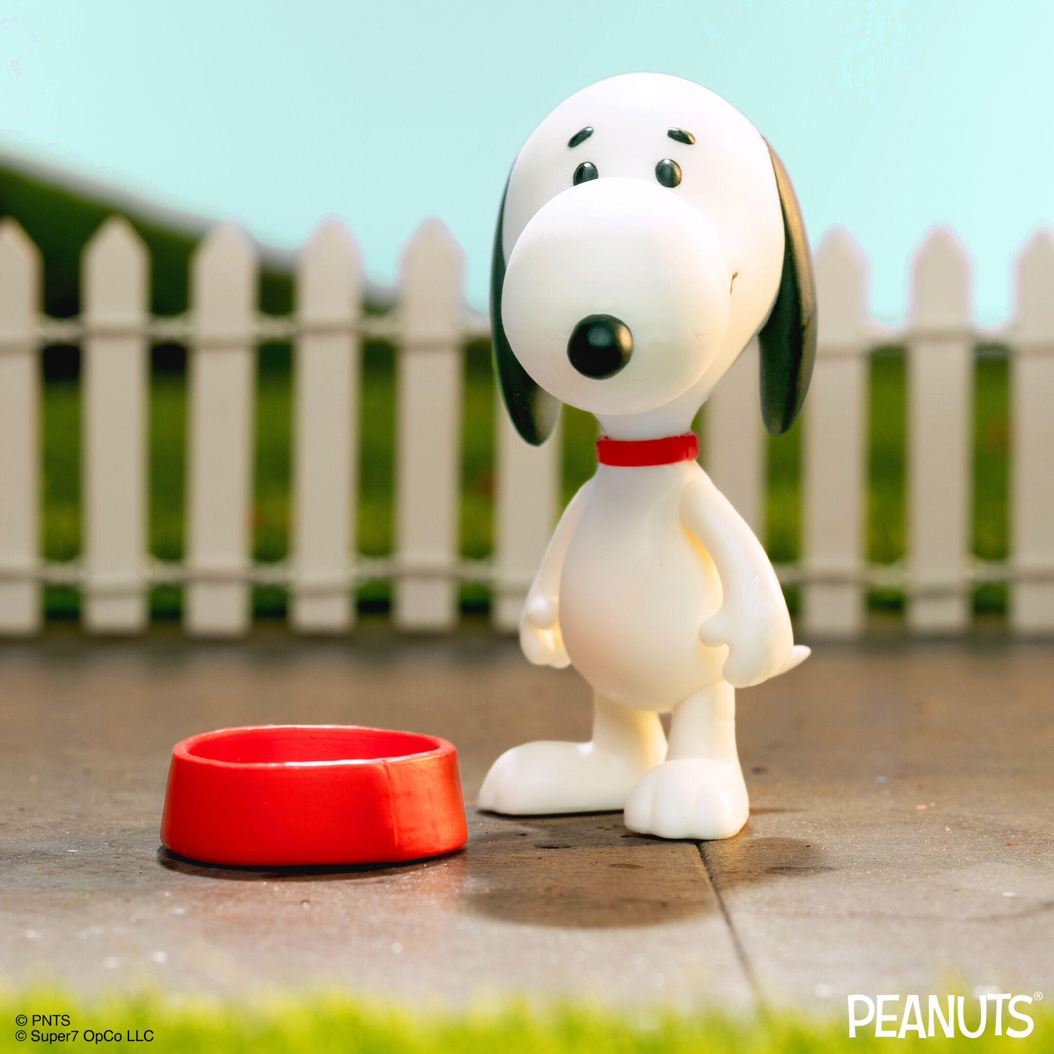 Super7 Peanuts ReAction Snoopy figurina 9,5 cm cu castron