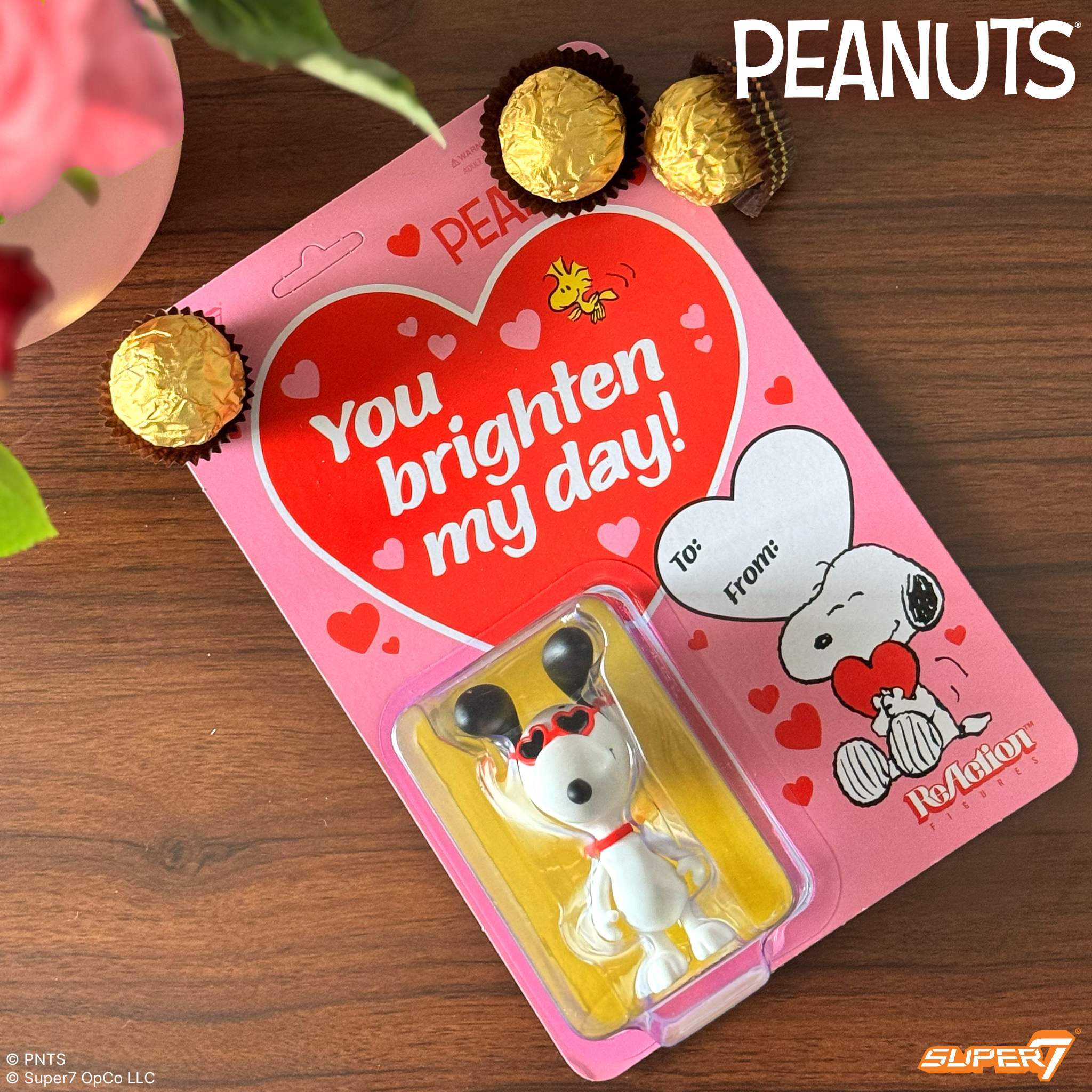 Super7 Peanuts ReAction Snoopy Heart Eyes figurină