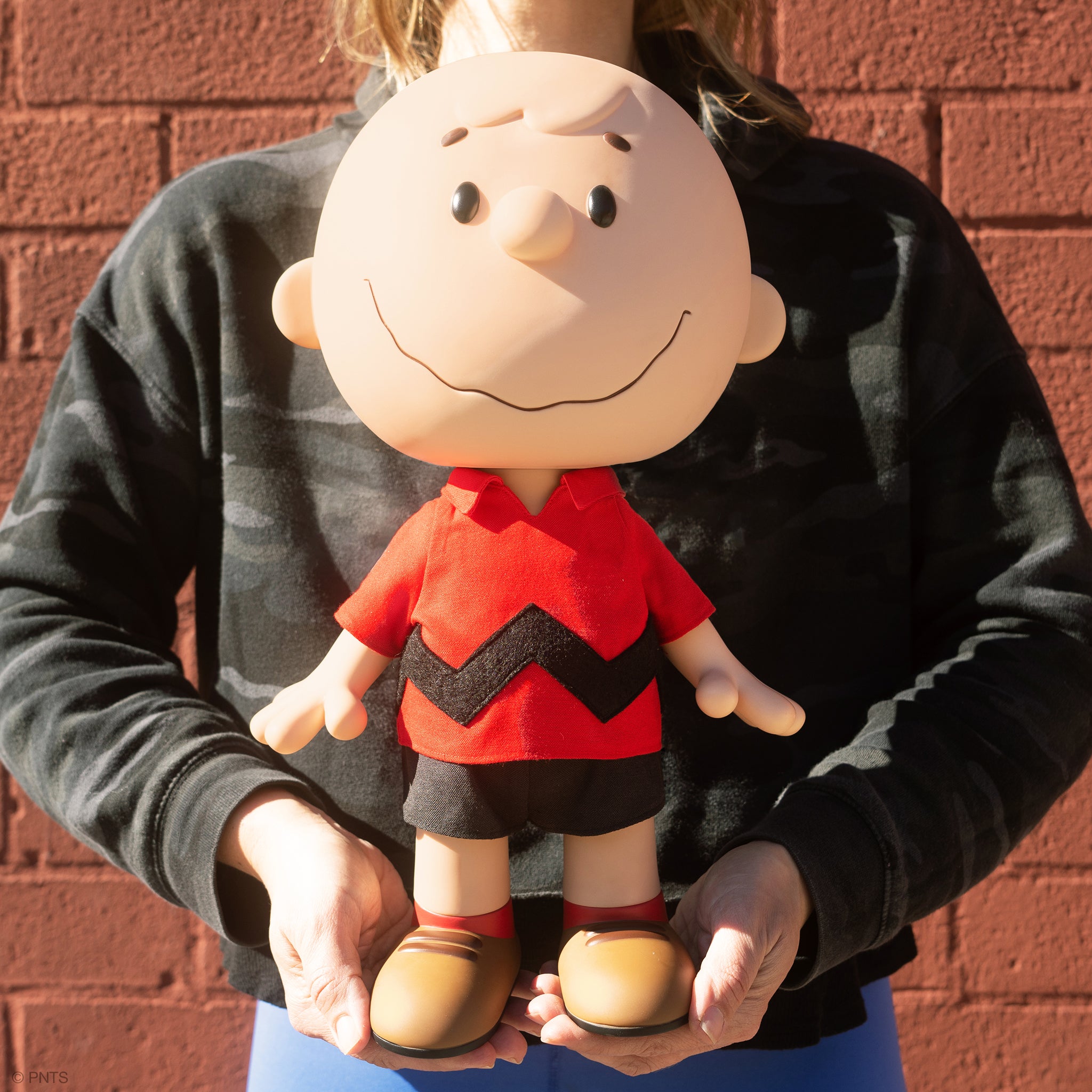 Super7 Supersize Charlie Brown figurina vinil 40 cm camasa rosie