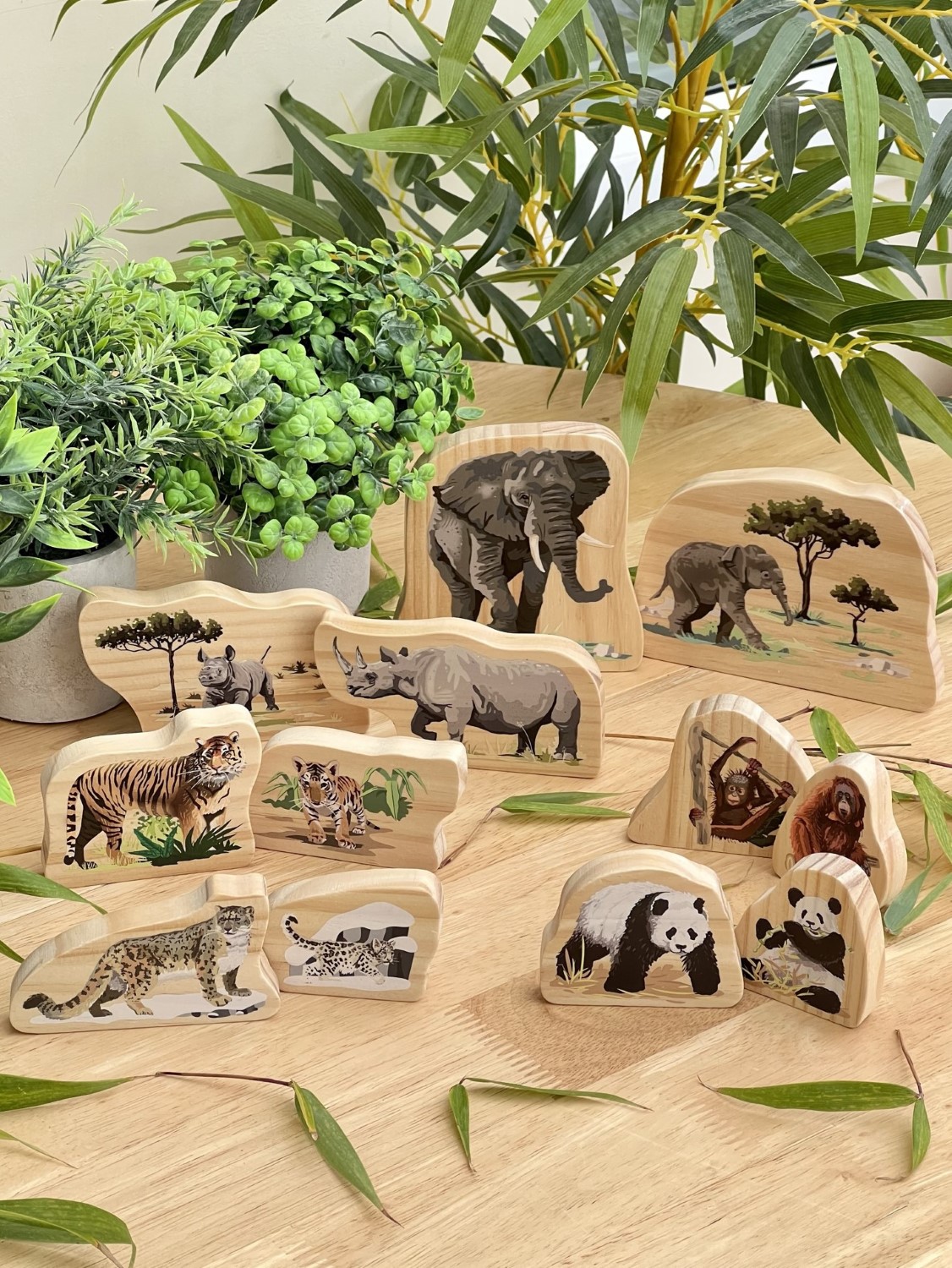 Yellow Door Endangered Animal Families figurine lemn 12 piese