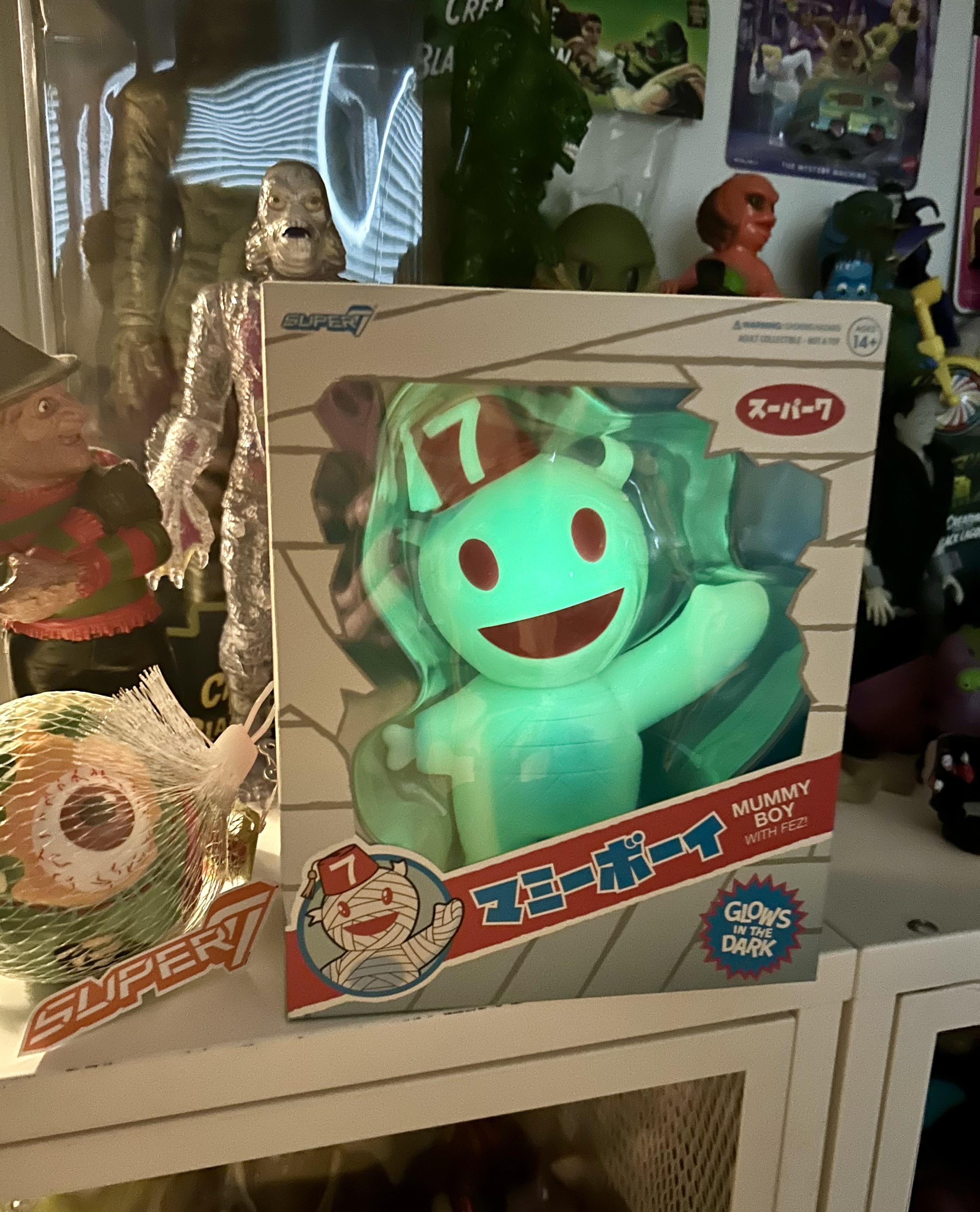 Super7 Vinyl Mummy Boy Glow Fez figurina 15 cm