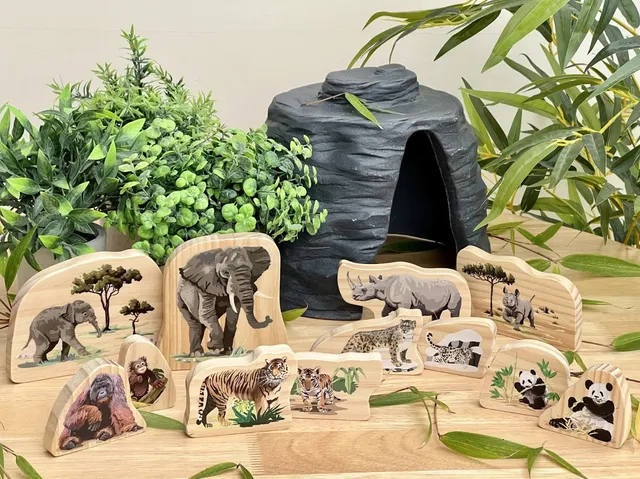 Yellow Door Endangered Animal Families figurine lemn 12 piese