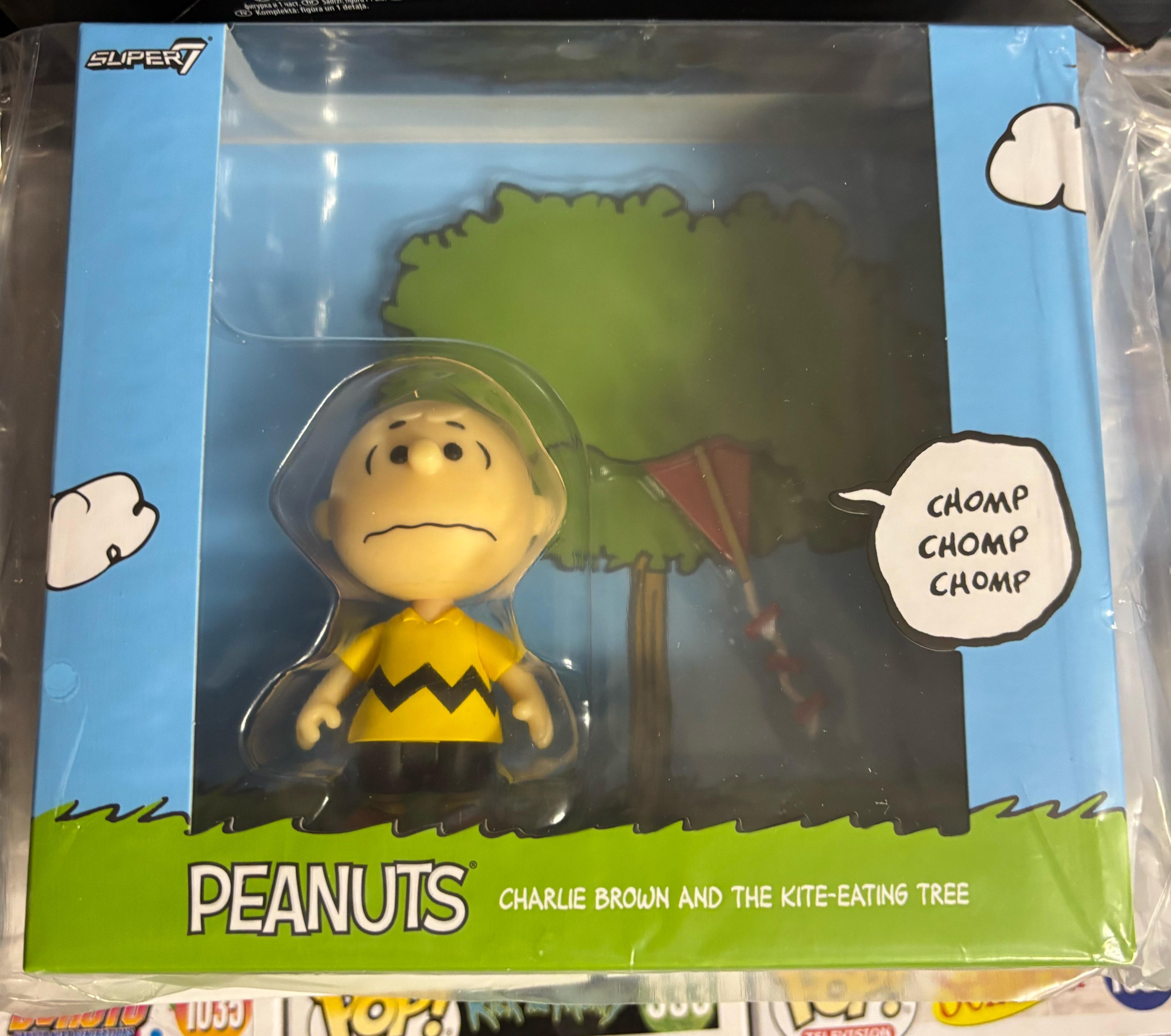 Super7 Peanuts ReAction Charlie Brown set diorama Kite-Eating Tree