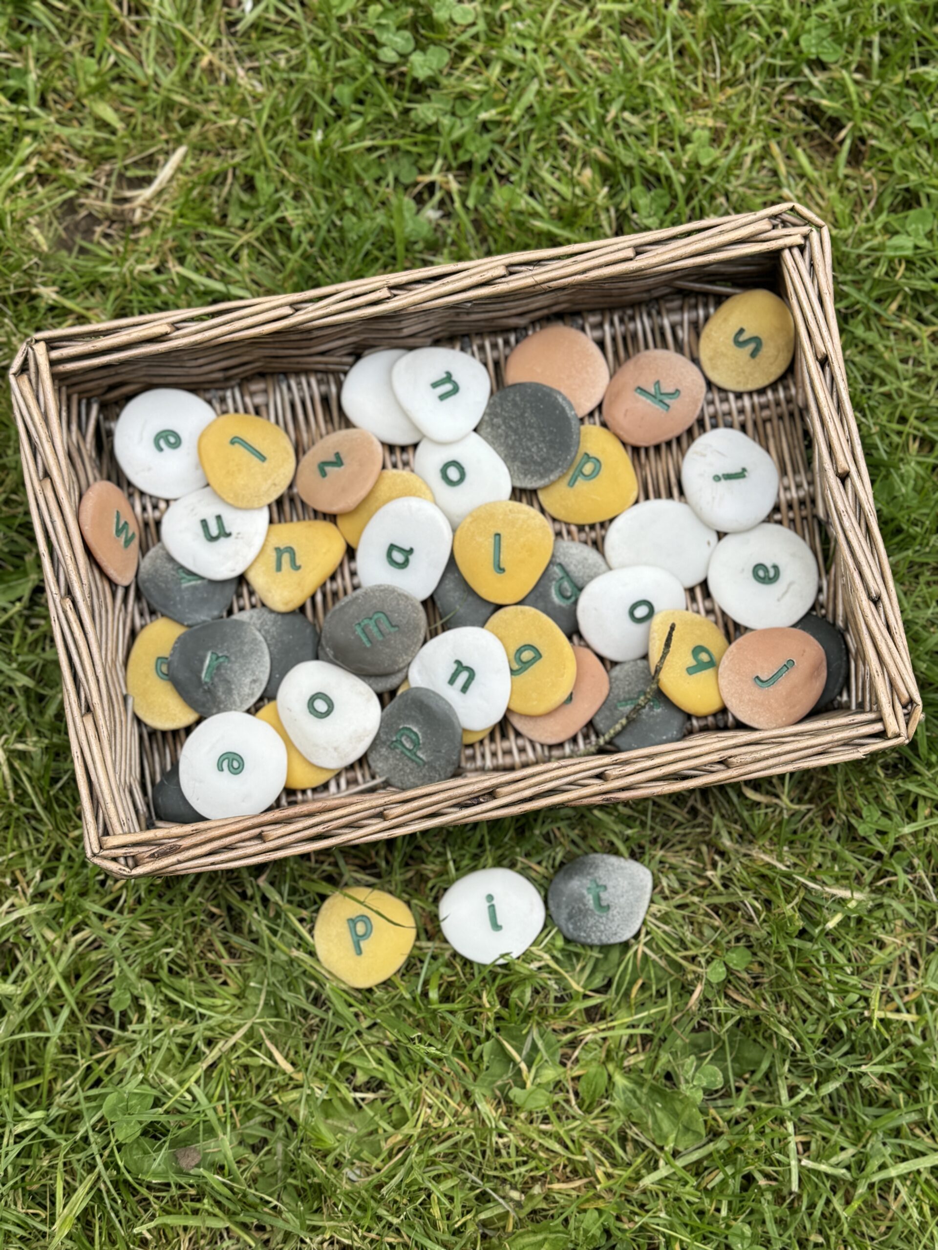 Yellow Door Alphabet Pebbles set 50 pietre formare cuvinte