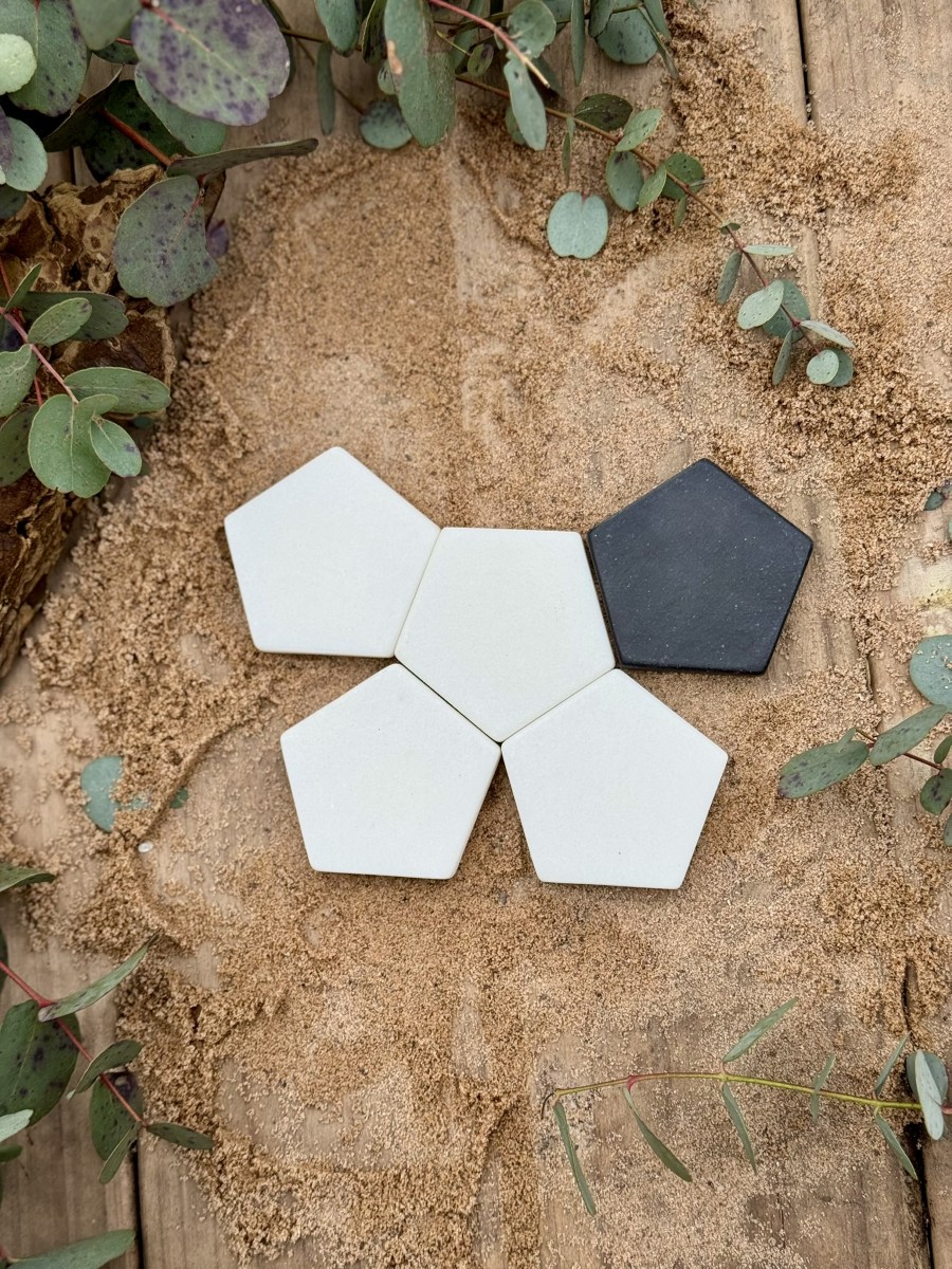 Yellow Door Patterning Pentagons pietre senzoriale 24 piese alb-negru