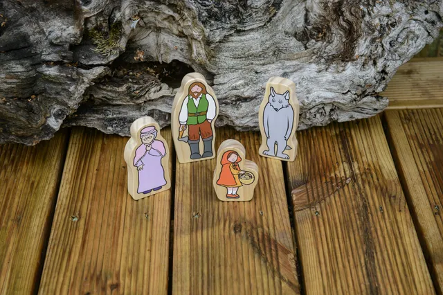 Yellow Door Little Red Riding Hood figurine lemn pin FSC