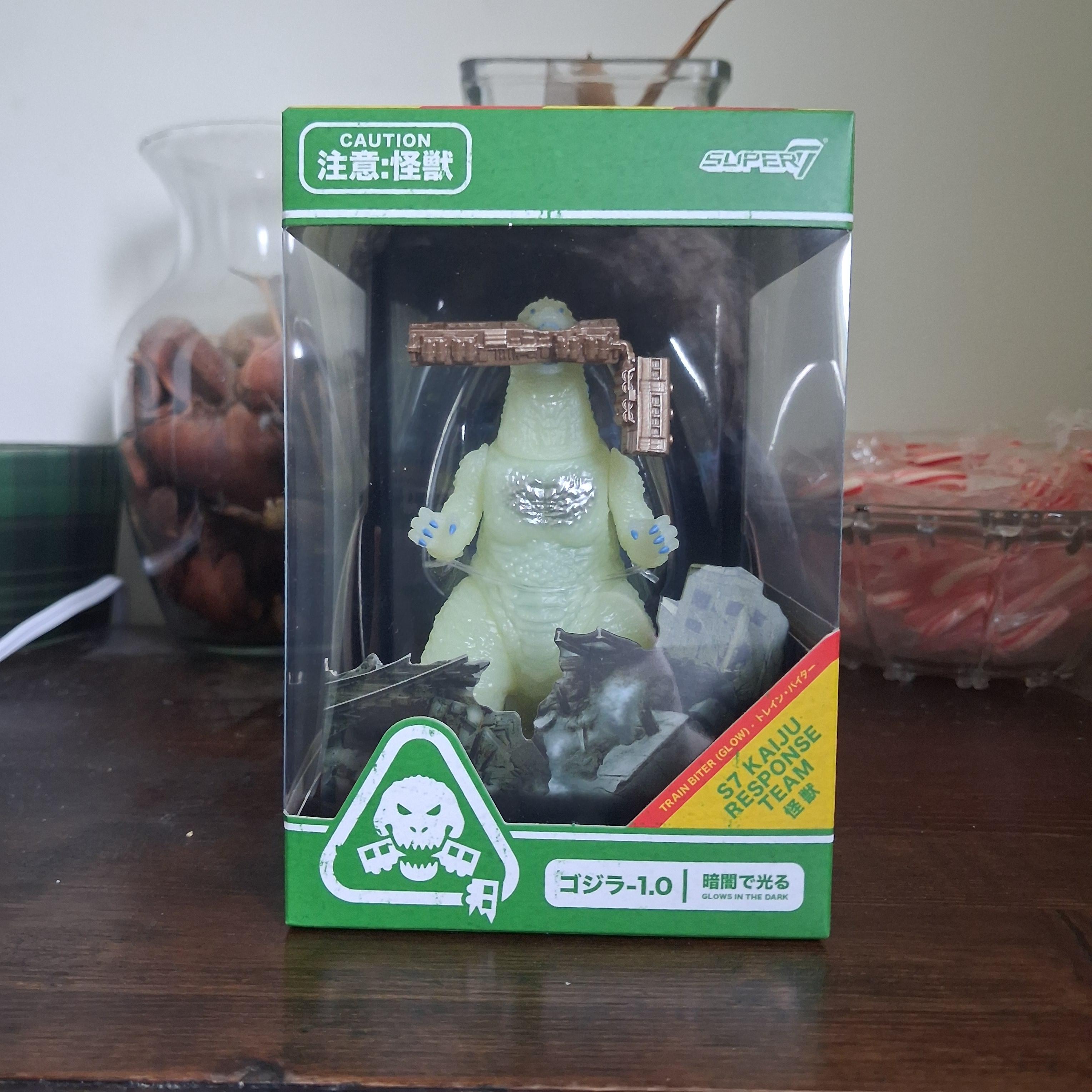 Super7 Toho Minus One Train Biter figurina fosforescenta