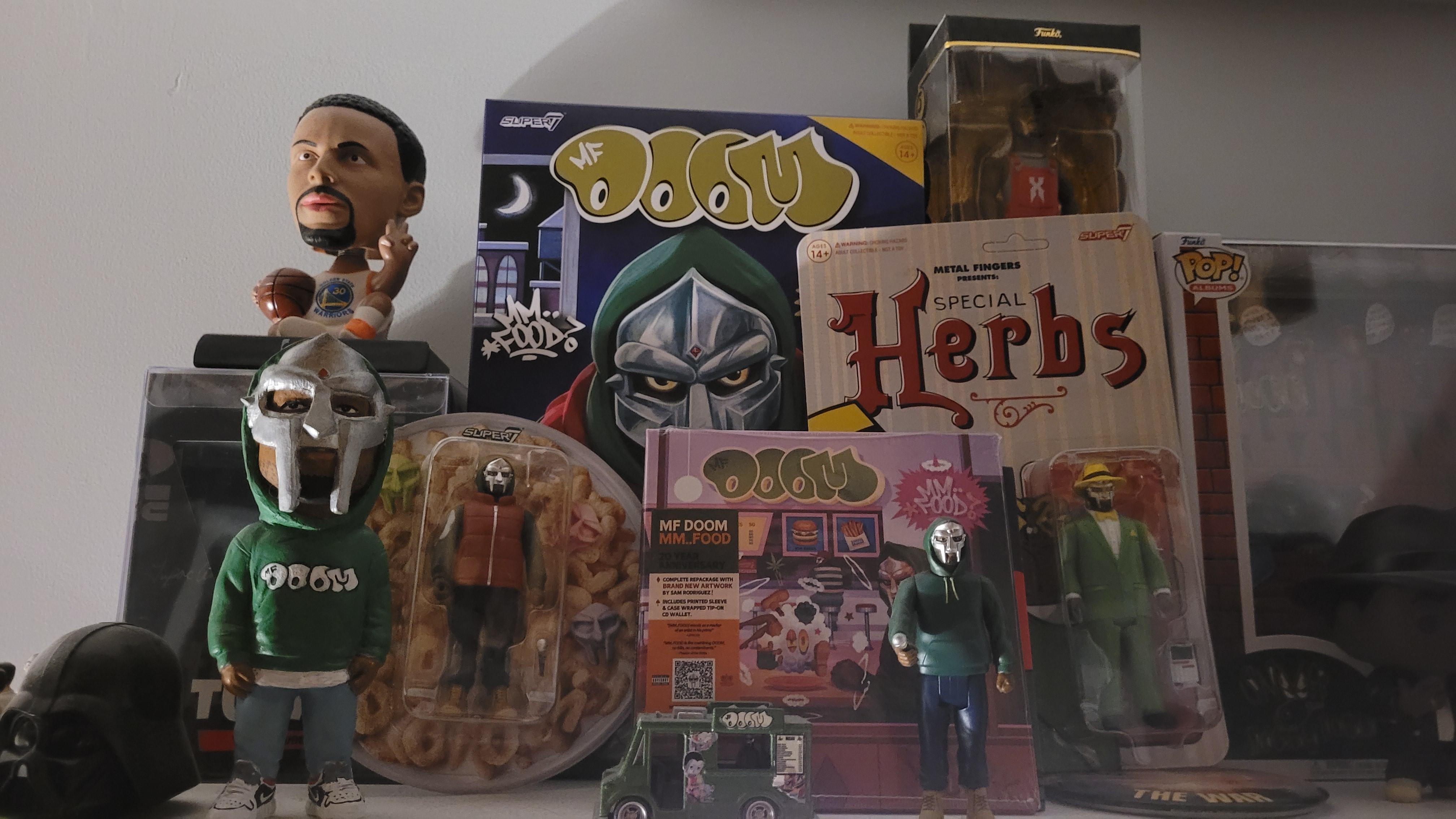 Super7 ReAction MF DOOM Special Herbs figurina 9,5 cm costum