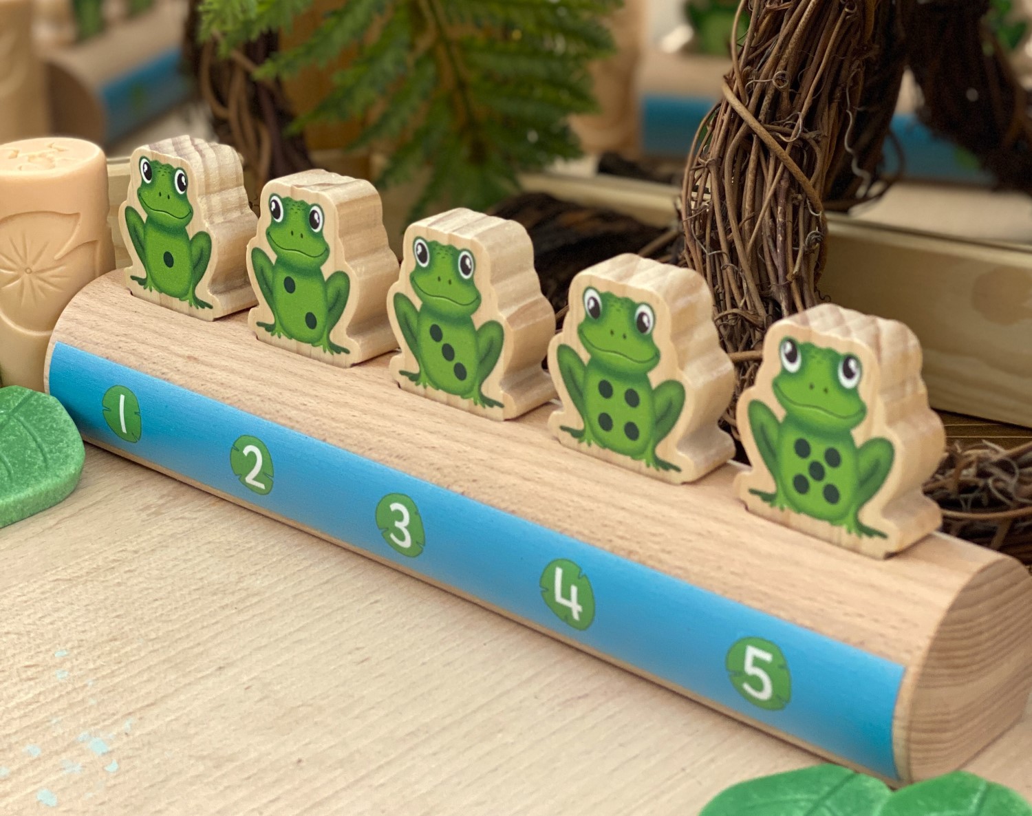 Yellow Door Five Frogs on a Log joc numarat