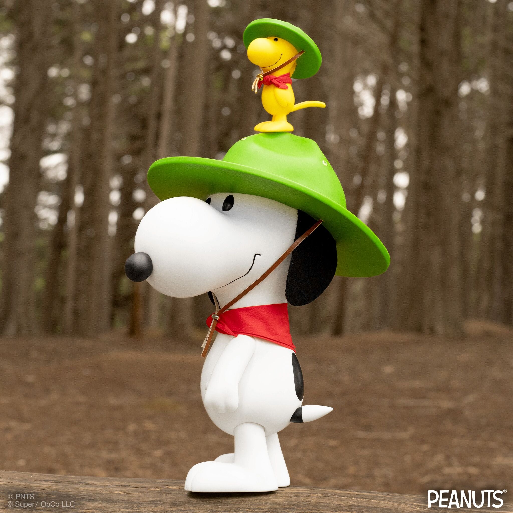 Super7 Peanuts SuperSize Beagle Scout Snoopy figurina vinil cu bandana