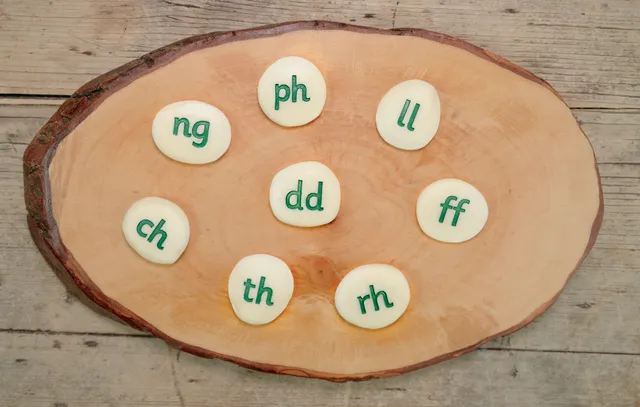 Yellow Door Alphabet Pebbles pietricele litere galeza 8 buc