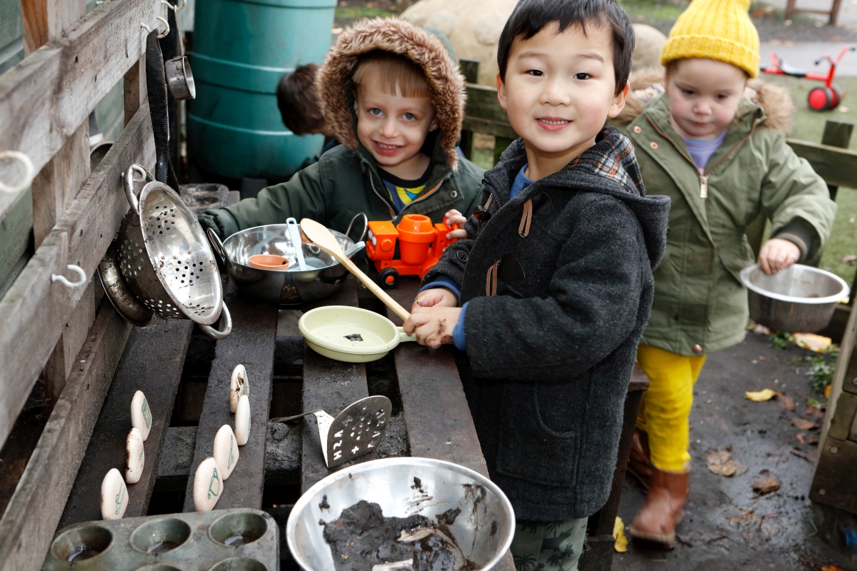 Yellow Door Mud Kitchen pietre procese 10 piese +2 ani